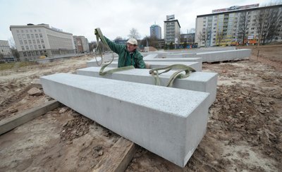 Das Gelände von Moritzpark und Uferstrand im Frühjahr: Siegfried Barsch beim vorbereiten der Steine und Betonelemente die auf dem Gelände gesetzt werden.