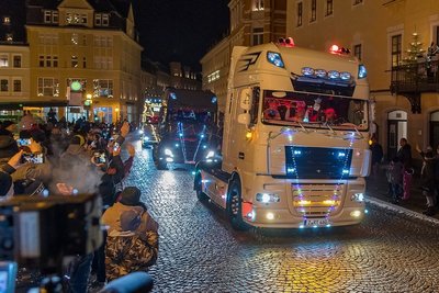 Zahlreiche Zuschauer verfolgten die Lichtertour vom Straßenrand - wie hier am Annaberger Markt. 
