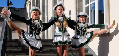 Für eine karnevalistische Videobotschaft haben sich Mitglieder der Oelsnitzer Carnevalsvereinigung (OCV) am Samstag in Schale geworfen. Mit von der Partie waren bei den Dreharbeiten hinter der Stadthalle Susanna Thomas, Janey Lee Kemter und Pauline Franke (von links).