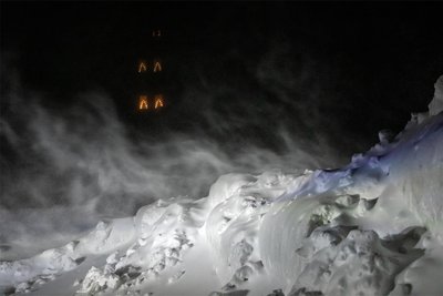 Auf dem Fichtelberg tobte ein Schneesturm, es gab starke Schneeverwehungen.