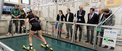 Anspruchsvolles Training und moderne Leistungsdiagnostik - Sachsens Kultusminister Christian Piwarz (4. v. r.) zeigte sich bei seinem Besuch in der Eliteschule des Wintersports in Oberwiesenthal beeindruckt. 