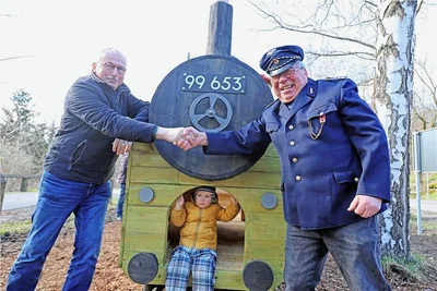 Bürgermeister Andreas Beger (l.) und Jochen Winkler (r.) freuen sich über das Gemeinschaftsprojekt Holzeisenbahn. 