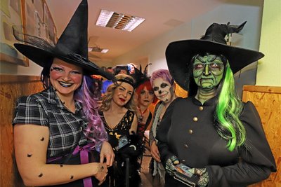 Perfekt gruselig ist diese Hexenparade beim Fasching in Lichtenberg.
