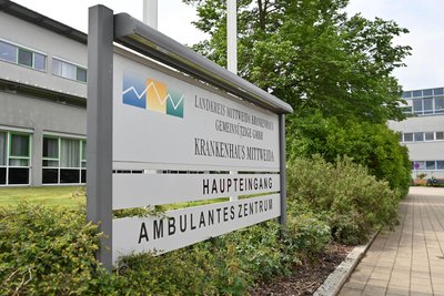 Schild am Haupteingang zum Mittweidaer Krankenhaus.