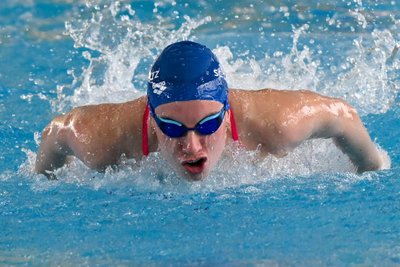 Schmetterlingsschwimmerin Yara Fay Riefstahl beim Training.