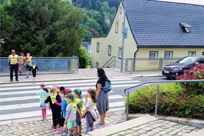 Am Klingenthaler Rathaus gibt es den Fußgängerübergang, einen sogenannten Zebrastreifen.