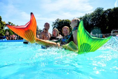 Beim Aquafitness mischten sich auch zwei Wassernixen unterTeilnehmer.