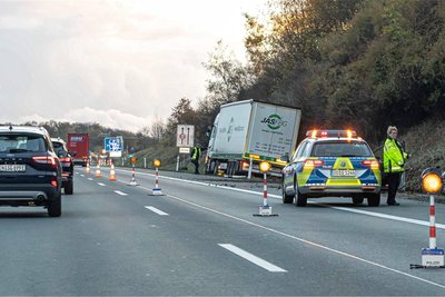 Weil ein Autofahrer riskant überholte, musste ein Sattelzug (rechts) ausweichen. Er fuhr ins Bankett.