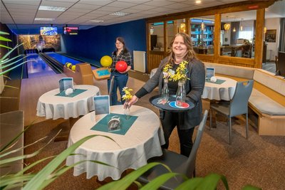 Anna und Mandy Wagner (von links) im umgestalteten Bowlingbereich, im Hintergrund der Gastraum.