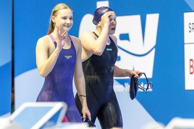 Geschafft: Lise Seidel (l.) steigt nach den 100 Meter Rücken als Siegerin aus dem Wasser.