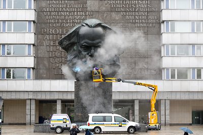 Gegen 9 Uhr begann Tamas Pados von der Firma Heinrich Schmid die blaue Farbe vom Monument zu entfernen.