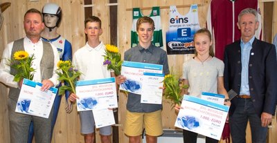 Die Geehrten des Nachwuchs-Förderpreises 2022 mit Namensgeber Jens Weißflog (r.).