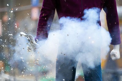 Unsachgemäßer Umgang mit Feuerwerkskörpern ist einer der Gründe, warum die Verletzungen an Silvester zahlreich sind.