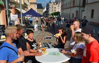 Ein Hauch von Altstadtfest: Diese Mittweidaer machten in der Rochlitzer Straße für eine Stärkung gerne Halt. 
