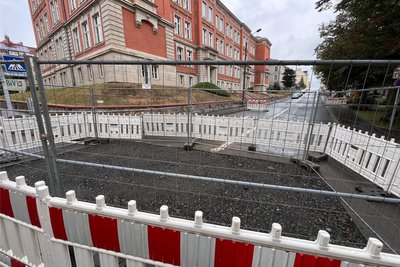 Das Riesenloch mitten auf der Kreuzung ist vorübergehend verfüllt worden.