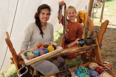 Mandy Ramsbeck und ihre Tochter Nora fertigten zum Klosterfest Flechtwerk aus Wolle.