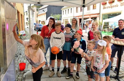 Die zehnjährige Johanna aus Hainichen probierte sich zum Shoppingtag in Mittweida an der Reaktionswand T-Wall in der Weberstraße aus. Leder-Liebers hatte dort auch den Lions Club und die Werkschule Milkau zu Gast.