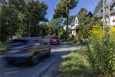 Wer an dieser Staatsstraße entlanglaufen muss oder auf ihr mit dem Rad unterwegs ist, braucht starke Nerven.