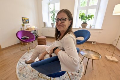 Paarberaterin Bettina Hansch sitzt in ihrem hellen Beratungszimmer. Ausnahmsweise nicht auf dem violetten Sessel, in dem sie sonst Platz nimmt.