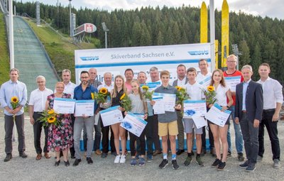 Alle Preisträger des Skiverbandes Sachsen in der Vogtland-Arena, darunter der mit der Ehrennadel in Gold gewürdigte Kampfrichterobmann des Skiverbandes, Reinhard Distelmeier aus Geyer (7. v. l.). 