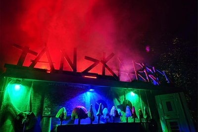 Im Tanzkarren waren die Plätze rar und begehrt.