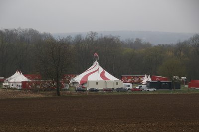 Bevor es nach Hainichen weitergeht, gastiert der „Circus Magic" noch in Falkenau - direkt neben dem Ferienhof an der B 173 zwischen Flöha und Oederan.