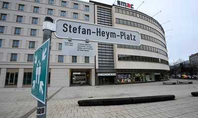 Mehr ein überdimensionierter Verkehrsknoten als ein urbaner Platz trägt seit 2013 den Namen Stefan Heyms. 