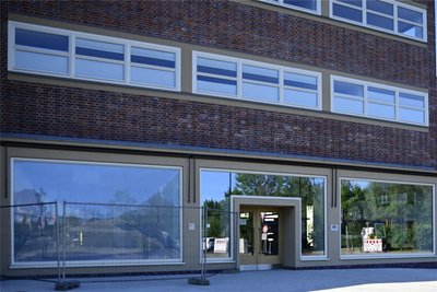 Das linke große Schaufenster wurde von Unbekannten beschädigt. Eine Notsicherung wurde durchgeführt.