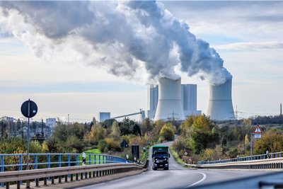 Ein momentan eher seltener Anblick: Wasserdampffahnen über dem Braunkohlekraftwerk Lippendorf. Denn die Blöcke stehen nun häufiger mal still - weil sich die Kohleverstromung nicht rechnet. 