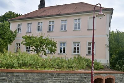 Die Praxis von Bettina Hansch liegt neben dem Clara-Wieck-Gymnasium und dem Planitzer Schlosspark.