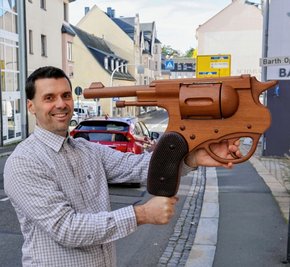 Die Holzskulptur "Smart-Gun" ist in Lichtenstein zum Politikum geworden, nachdem der Künstler Danny Reinhold sie mit einem Geburtstagsgruß an den russischen Präsidenten Wladimir Putin kombiniert hatte.