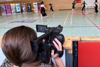 Zum Tanzturnier am Sonntag in der Freiberger Grube-Halle war Cindy Hebert meist hinter der Kamera zu finden, hier beim Auftritt der Freiberger Formation Charisma.