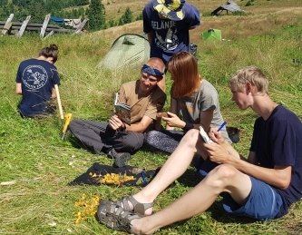 Aufgeteilt in mehrere Teams, widmen sich die Teilnehmer der Expedition unterschiedlichen Forschungsthemen.