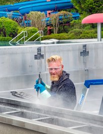 Für frischen Glanz haben die Mitarbeiter des Erlebnisbades Oederan im großen Sport- und Schwimmbecken gesorgt - im Bild ist Schwimmmeister Robin Schmidt zu sehen. Bevor der Badebetrieb losgehen kann, mussten in den vergangenen Tagen die Wände des 420 Quadratmeter großen Beckens gründlich gereinigt werden. 