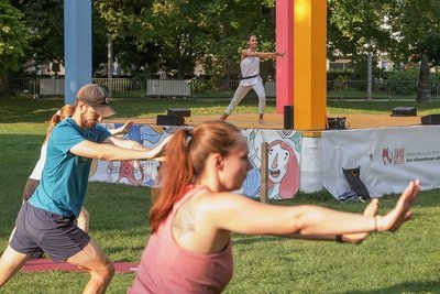 Bodybalance mit Dinah Dietrich auf der Bühne stand am Samstagabend nochmals auf dem Programm des Parksommers. 