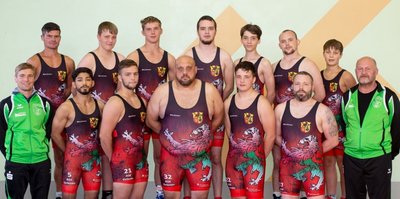 Die Ringer des RSK "Jugendkraft 1898" Gelenau - h. v. l.: Daniel Franke, Max Dathe, Felix Franke, Martin Stöckel, Pascal Groß, Tillmann Germar, Erwin Lerchenberger sowie v. v. l.: Trainer Björn Lehnert, Haydar Afshar, Marius Megier, Petar Lyudmilov, Florian Otto, Rico Richter und Mannschaftsleiter René Schreiter. Es fehlen Hasan Ismail, Fabian Jänicke, Kamil Wojciechowski, Gerard Kurniczak, Lucas Kästel, Niklas Nimtz und Jonny Uhlig.