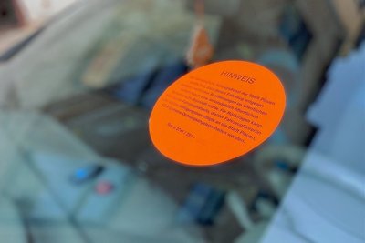 Laut Aufkleber wurde das Auto verkehrswiderrechtlich abgestellt.