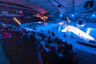 Die Eissporthalle am Küchwald war bei allen drei öffentlichen Shows mit 2500 Besuchern restlos ausverkauft.