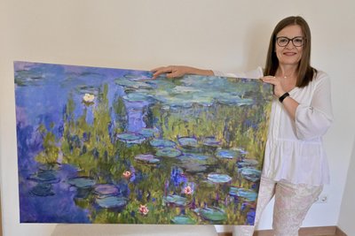 Monets berühmter „Seerosenteich“ soll die Wand in Bettina Hanschs Beratungszimmer schmücken. Der Leinwanddruck ist ein Geschenk von ihrem Mann.