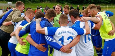 So sehen Sieger aus: Die Glauchauer Landesliga-Fußballer freuten sich am Samstag unbändig über ihren Sieg gegen den Spitzenreiter. 
