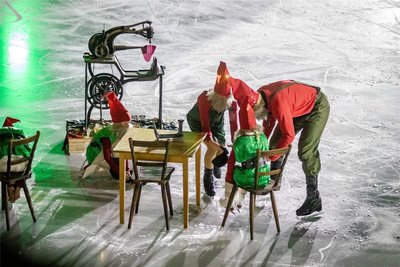 Die Requisite hatte ganze Arbeit geleistet und die Kulisse mit allerlei Utensilien ausgestattet, unter anderem mit einer Nähmaschine.