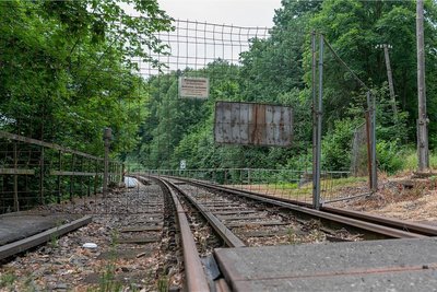 An diesem Bauzaun an der Strecke am Bahnübergang bei Göhren war die illegale Fahrt einer Männergruppe zu Ende.
