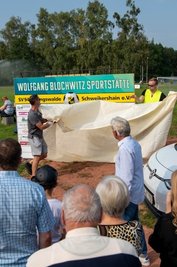 Im Beisein von Sponsoren und Sportbegeisterten enthüllten am Sonntag Andreas Mehnert (li.) und Sebastian Kuhrau die Tafel der Spielstätte, die an Wolfgang Blochwitz, einen großen Fußballer aus Geringswalde, erinnert. 