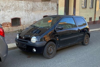Der schwarze Kleinwagen auf der Mosenstraße hat seinen besten Zeiten bereits hinter sich. 