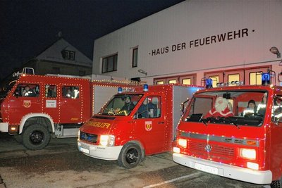 Knapp zehn weihnachtlich dekorierte Feuerwehrfahrzeuge starteten am Sonntagabend zur Lichterfahrt durch Pausa und Ortsteile.