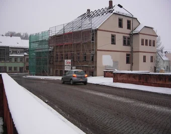 
              <p class="artikelinhalt">Das Gerüst am Gebäudeensemble am Sofienplatz vermittelt die trügerische Hoffnung einer Sanierung. Das Haus wird abgerissen. Übrig bleiben soll eine Freifläche, die nicht neu bebaut wird. </p>
            