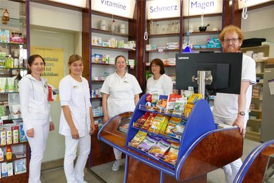 Margarita Dolzenkof, Katrin Wagler, Corinna Körner und Silvia Siegert gehören zum Team von Apotheker Robert Müller (v. r.).