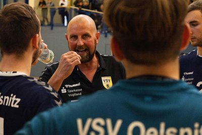 Alexander Krug (Trainer VSV Oelsnitz) mit seiner Mannschaft in der Besprechung.