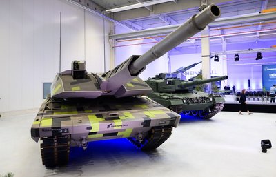 Rheinmetall-Panzer bei einer firmeneigenen Show im Werk in Unterlüß, vorne der Panther-Kampfpanzer. Der dürfte auch auf der Eurosatory zu sehen sein. (Archivbild)