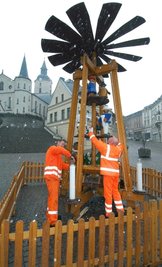 
              <p class="artikelinhalt">Winfried Horstmann (l.) und Mario Klietsch vom Eigenbetrieb Stadttechnik haben am Montag die Pyramide am Teichplatz aufgebaut. </p>
            